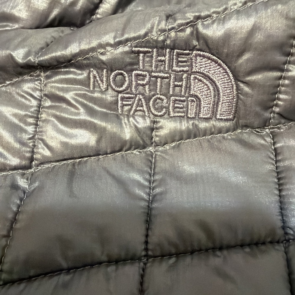 The North Face Thermoball Hooded Jacket Womens Size S Lightweight Puffer Purple - Picture 4 of 7